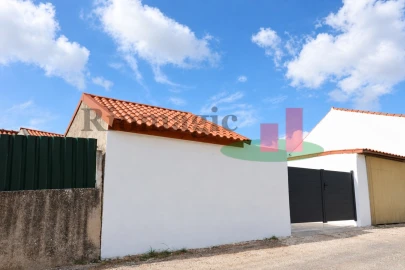 Moradia T2 para Venda em São João da Ribeira e Ribeira de São João
