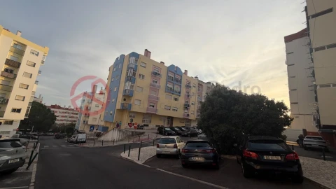 Apartamento T1 para Venda em Massamá e Monte Abraão