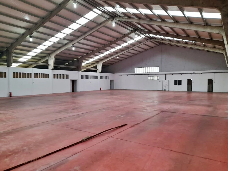 Armazém para Arrendamento em Milheiros Foto 1