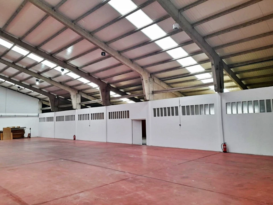 Armazém para Arrendamento em Milheiros Foto 5