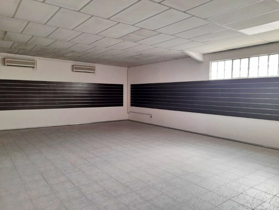Armazém para Arrendamento em Milheiros Foto 9