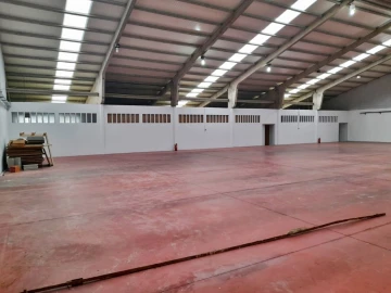 Armazém para Arrendamento em Milheiros