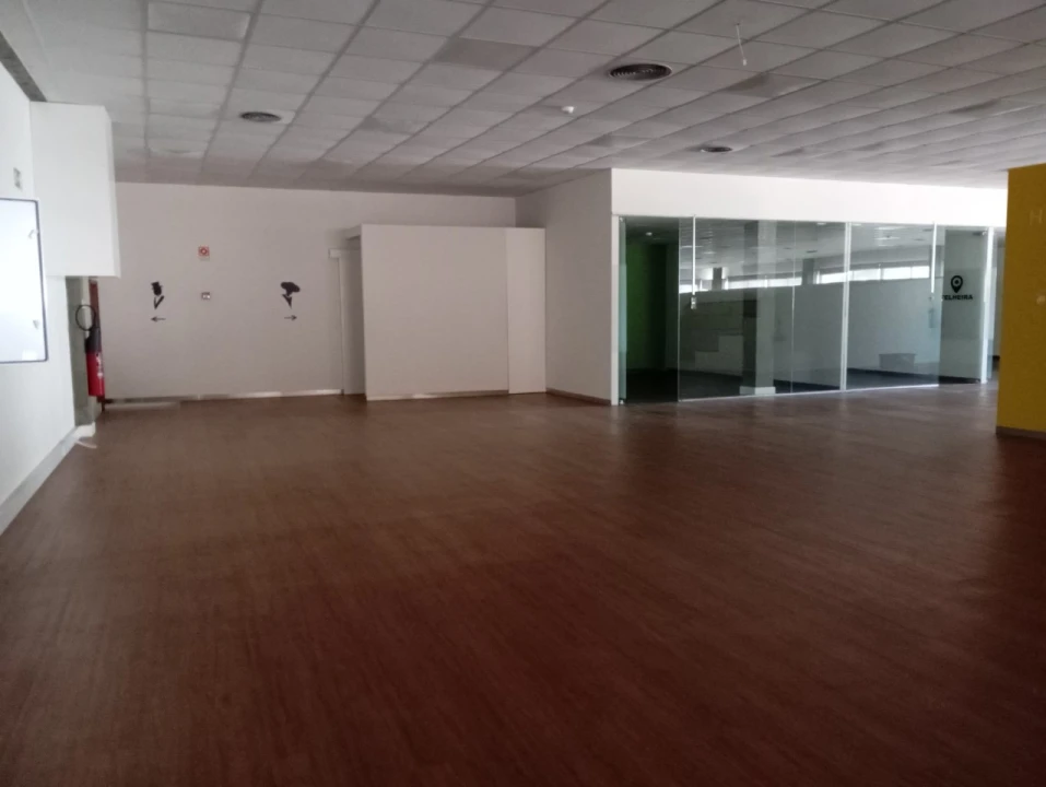 Escritório para Arrendamento em Vilar de Pinheiro Foto 3