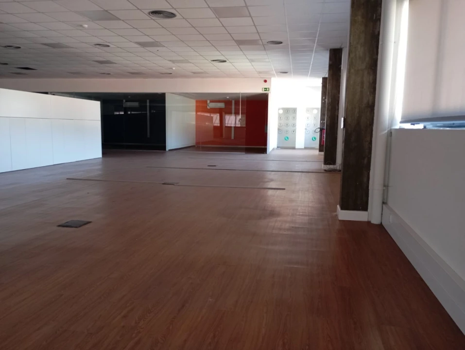Escritório para Arrendamento em Vilar de Pinheiro Foto 9