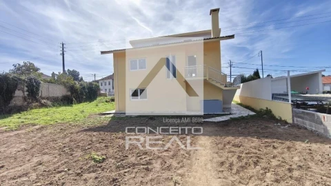 Moradia T3 para Venda em Santa Maria de Lamas