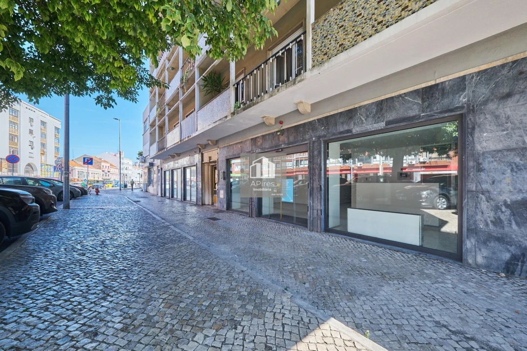 Loja para Arrendamento em Almada, Cova da Piedade, Pragal e Cacilhas Foto 1