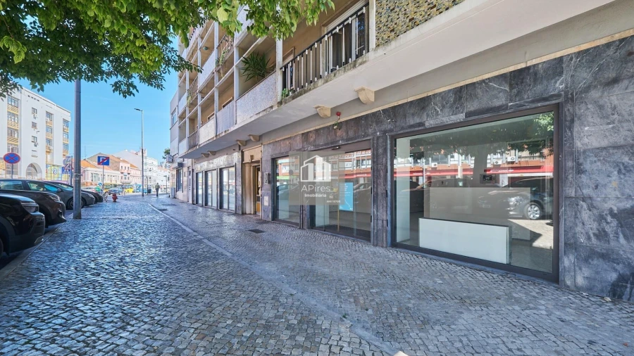 Loja para Arrendamento em Almada, Cova da Piedade, Pragal e Cacilhas