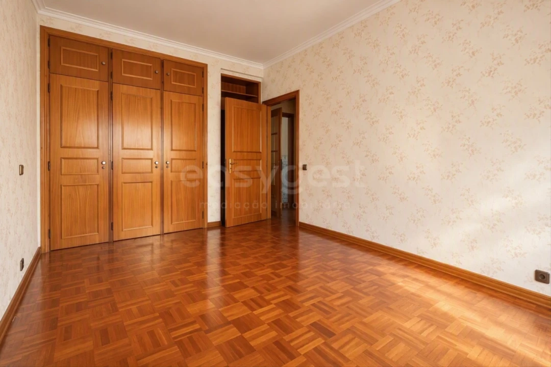 Apartamento T4 para Venda em Santo Antonio dos Olivais Foto 5
