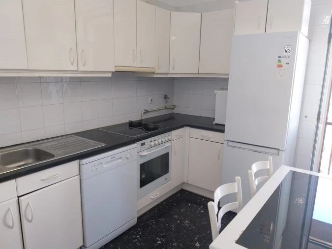 Apartamento T3 para Arrendamento em Sé Nova, Santa Cruz, Almedina e São Bartolomeu Foto 2