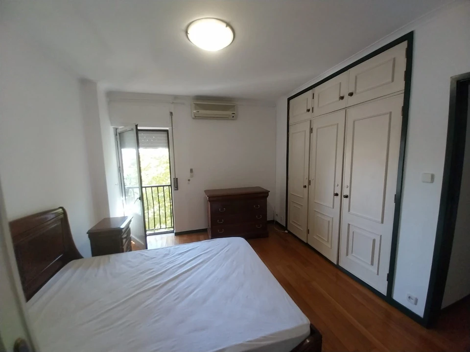 Apartamento T3 para Arrendamento em Sé Nova, Santa Cruz, Almedina e São Bartolomeu Foto 9