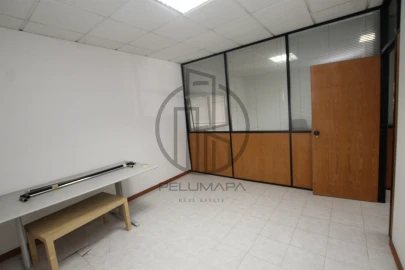 Armazém para Venda em Esmeriz e Cabeçudos