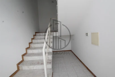 Armazém para Venda em Esmeriz e Cabeçudos