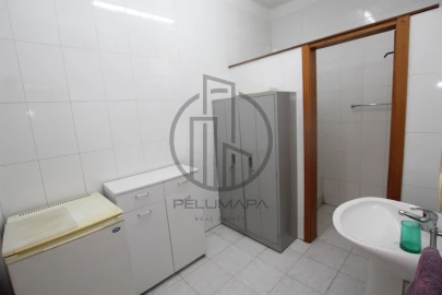 Armazém para Venda em Esmeriz e Cabeçudos