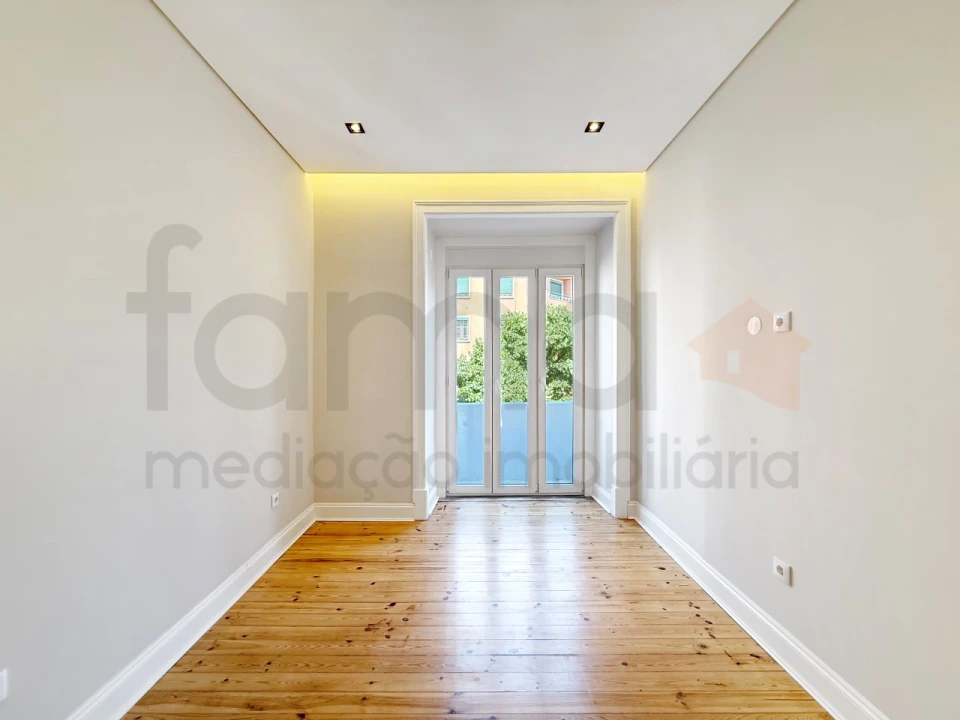 Apartamento T3 para Venda em Areeiro Foto 3