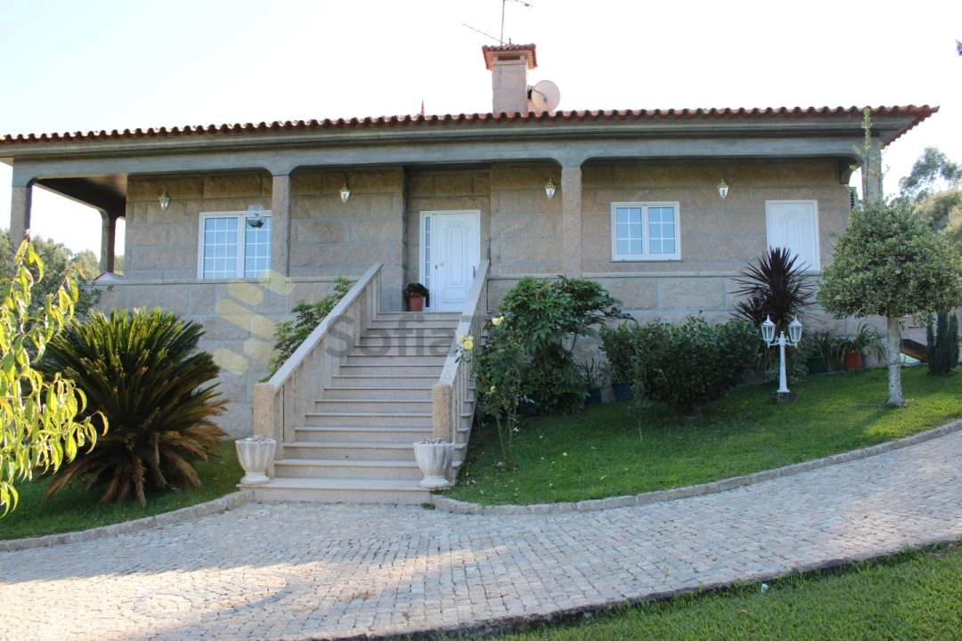 Moradia T3 para Venda em Avessadas e Rosém Foto 1