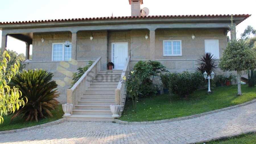 Moradia T3 para Venda em Avessadas e Rosém