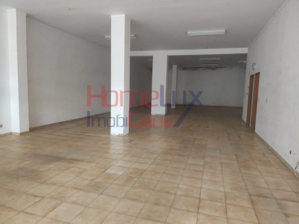 Loja para Arrendamento em São João da Madeira Foto 8