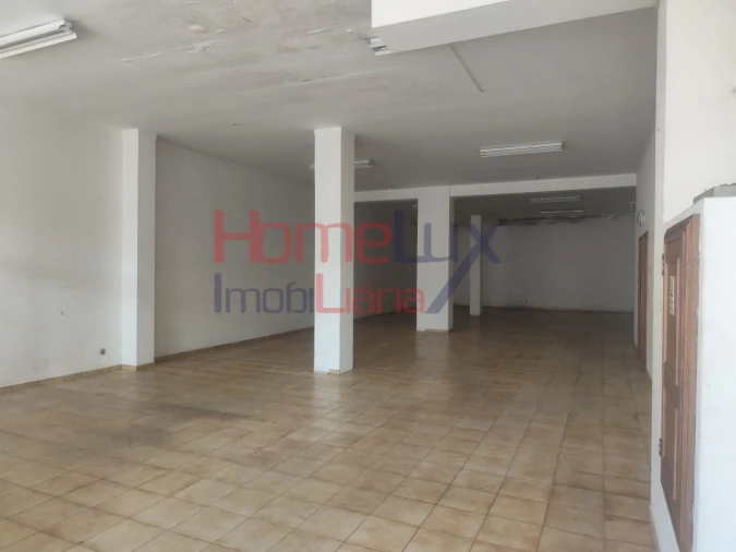 Loja para Arrendamento em São João da Madeira Foto 2