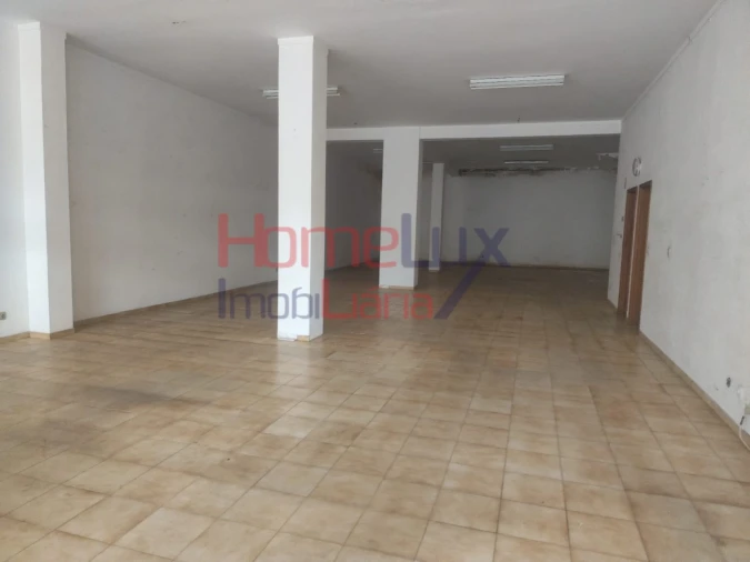 Loja para Arrendamento em São João da Madeira Foto 8