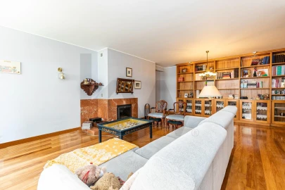 Apartamento T4 para Arrendamento em Lumiar