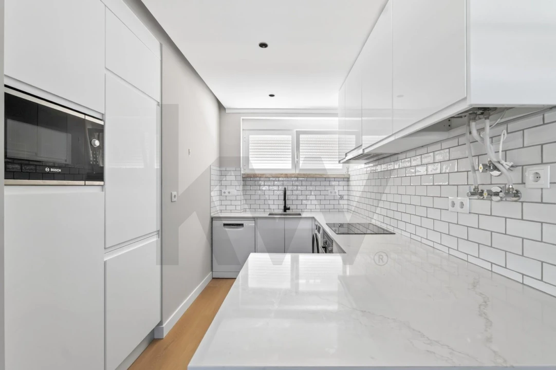 Apartamento T1 para Arrendamento em Alvalade Foto 3