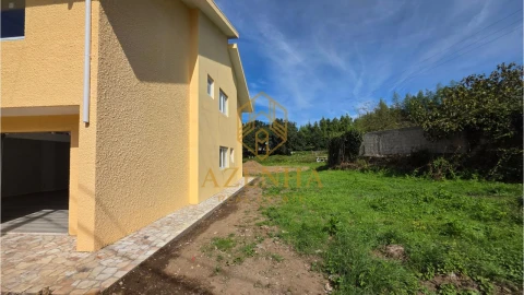 Moradia T3 para Venda em Santa Maria de Lamas