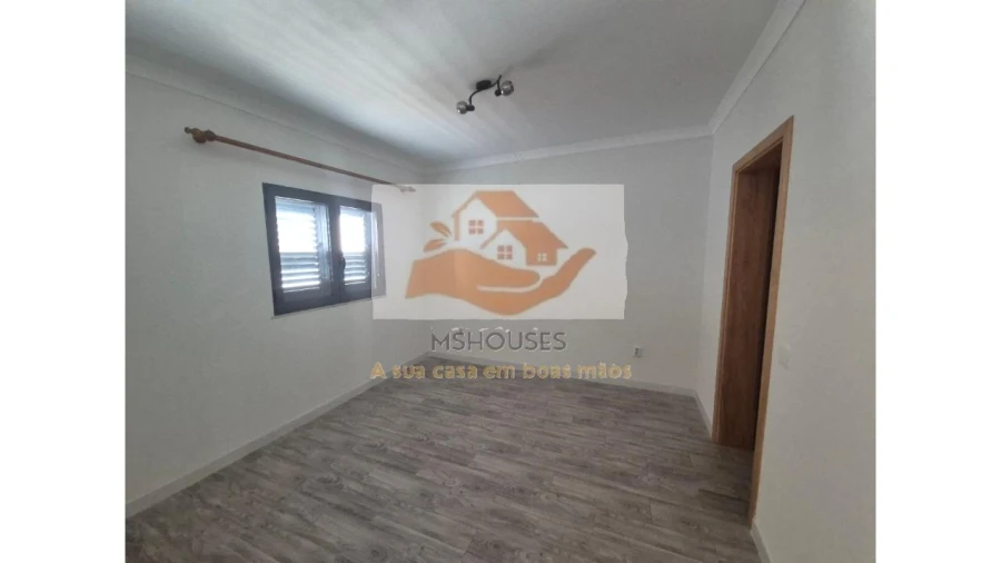 Moradia T2 para Venda em Alvalade Foto 6