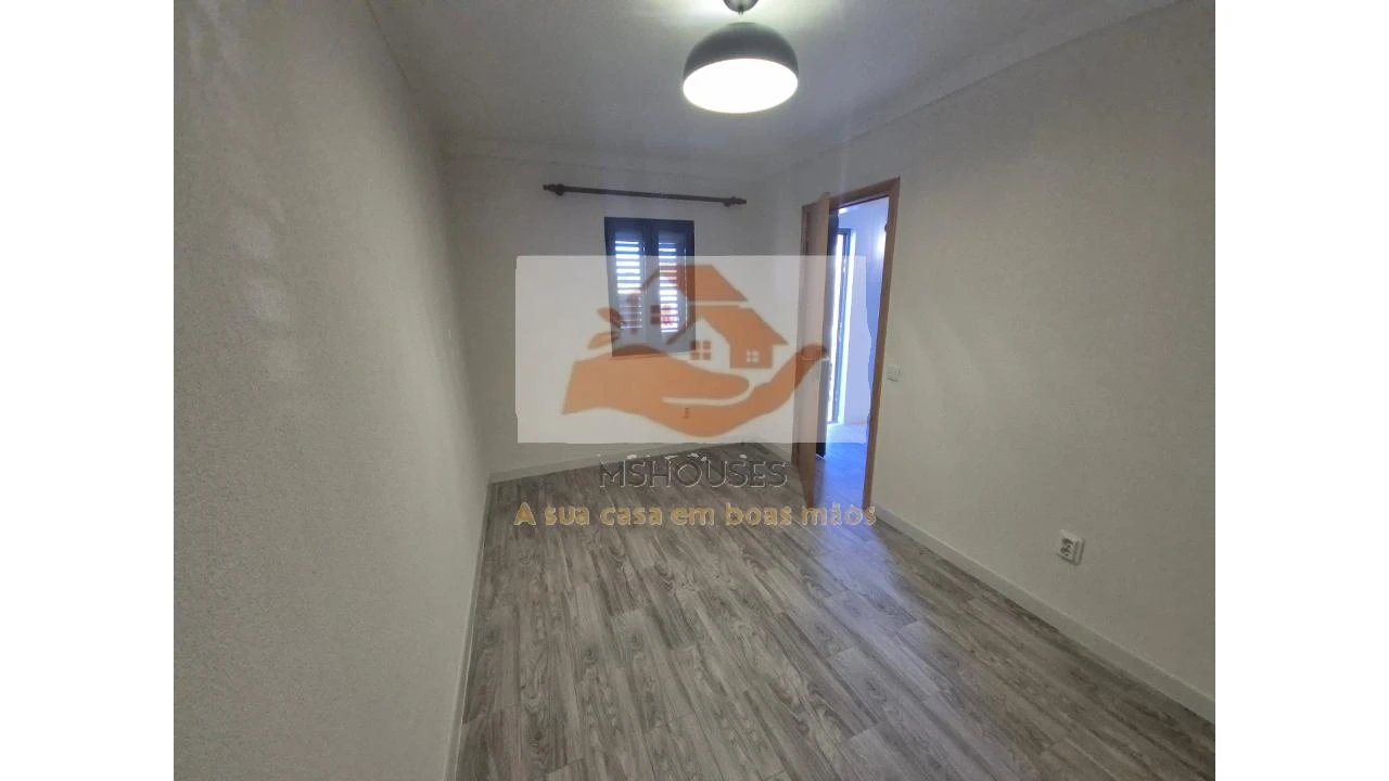 Moradia T2 para Venda em Alvalade Foto 5