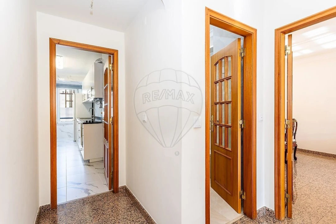 Apartamento T1 para Venda em Benfica Foto 3