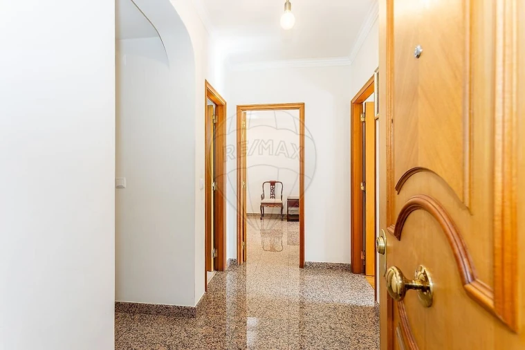 Apartamento T1 para Venda em Benfica Foto 2