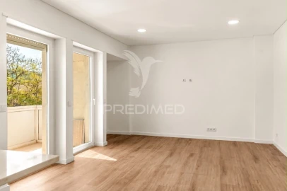 Apartamento T3 para Venda em Santo António dos Cavaleiros e Frielas