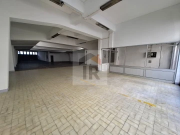 Loja para Arrendamento em Nossa Senhora do Pópulo, Coto e São Gregório