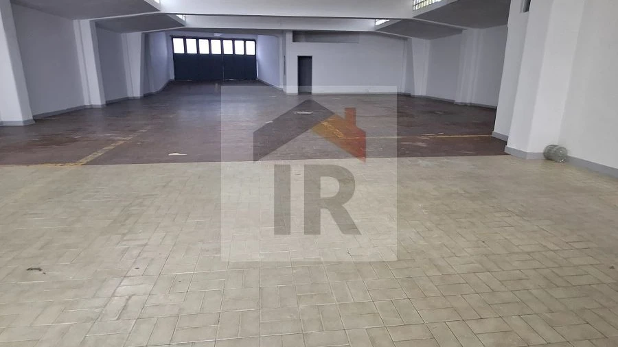 Loja para Arrendamento em Nossa Senhora do Pópulo, Coto e São Gregório