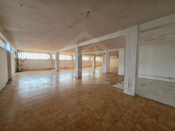 Armazém para Venda em Vila de Cucujães