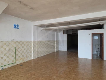 Armazém para Venda em Vila de Cucujães