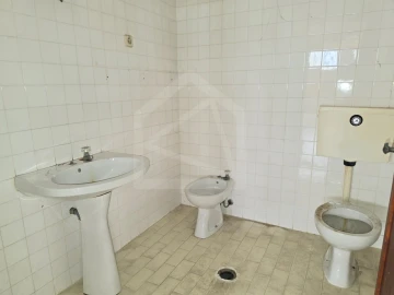 Armazém para Venda em Vila de Cucujães