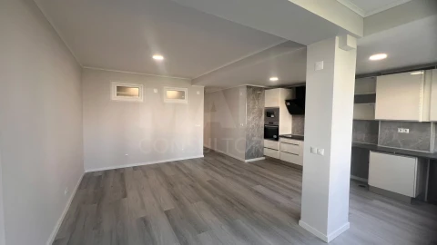 Apartamento T2 para Venda em Oeiras e São Julião da Barra, Paço de Arcos e Caxias