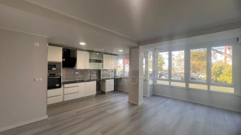 Apartamento T2 para Venda em Oeiras e São Julião da Barra, Paço de Arcos e Caxias