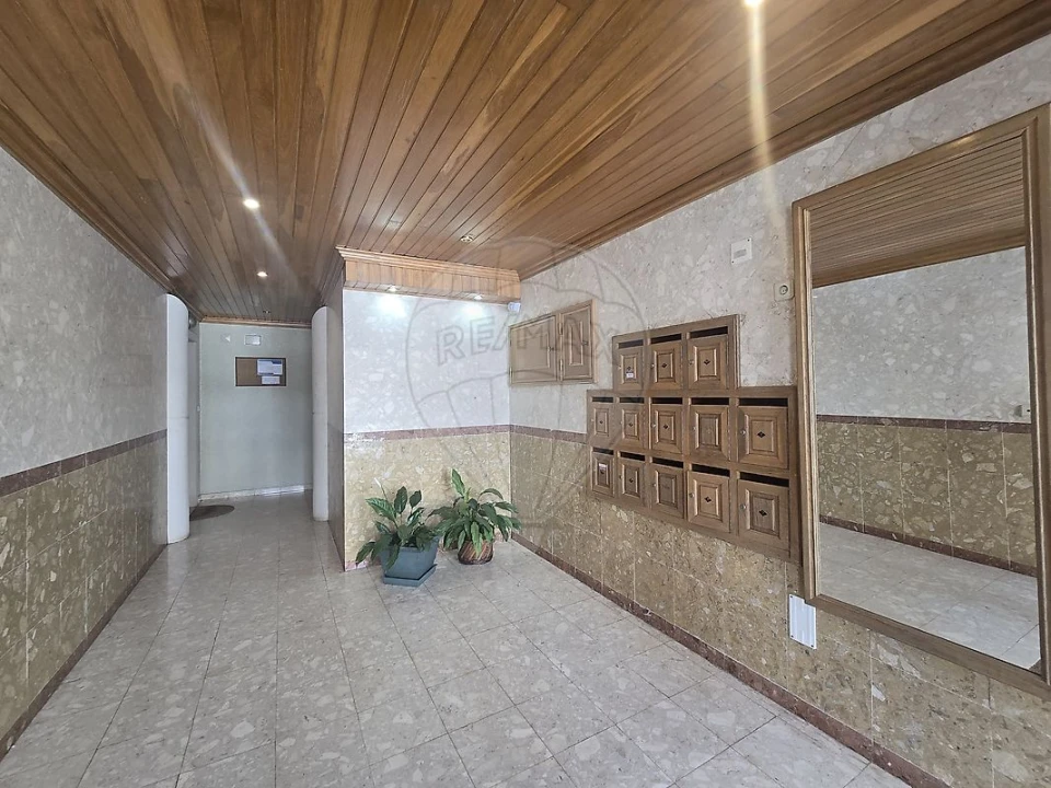 Apartamento T2 para Venda em Queluz e Belas Foto 3