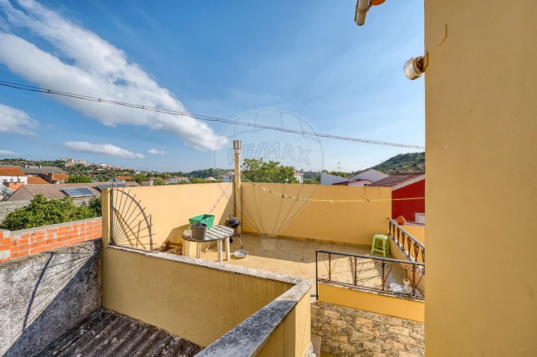 Apartamento T4 para Arrendamento em Pernes Foto 15