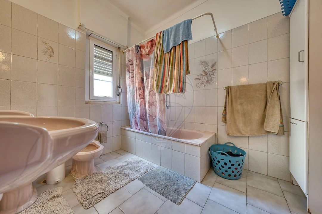 Apartamento T4 para Arrendamento em Pernes Foto 29