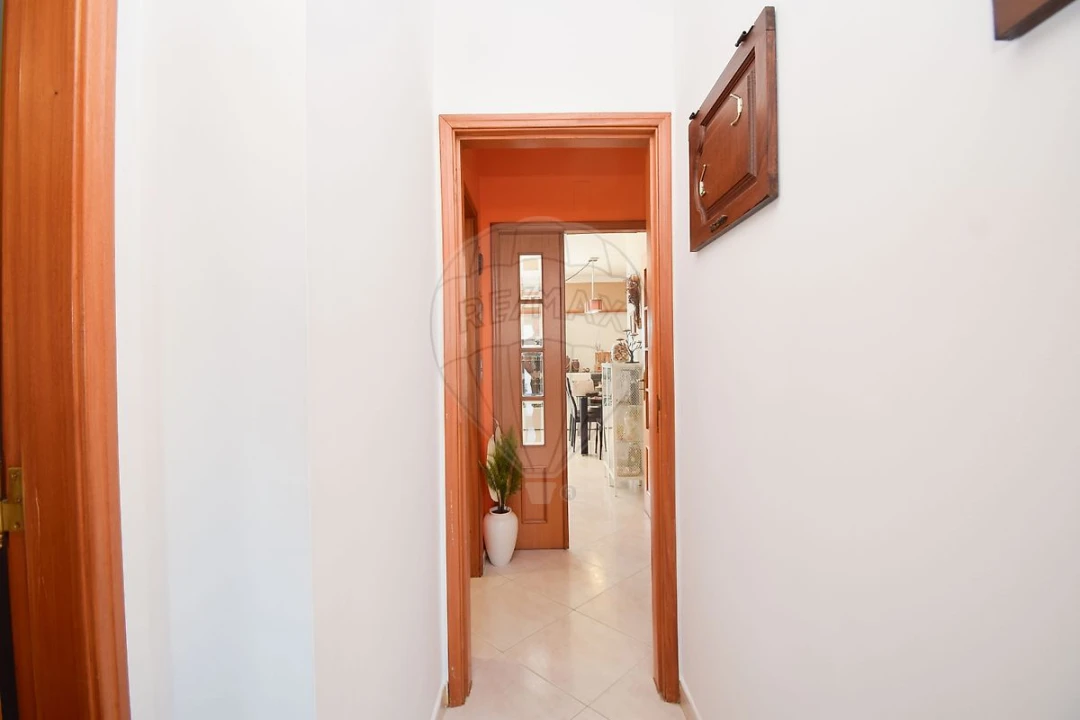 Apartamento T2 para Venda em São Domingos de Rana Foto 16