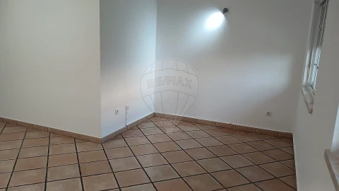 Apartamento T3 para Arrendamento em Carregado e Cadafais