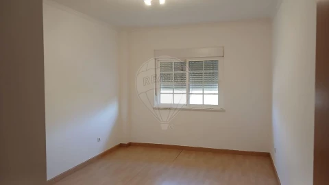 Apartamento T3 para Arrendamento em Carregado e Cadafais