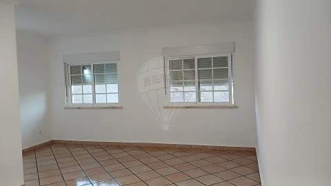 Apartamento T3 para Arrendamento em Carregado e Cadafais
