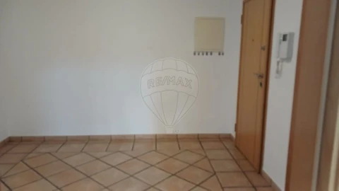 Apartamento T3 para Arrendamento em Carregado e Cadafais