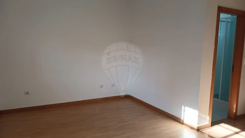 Apartamento T3 para Arrendamento em Carregado e Cadafais