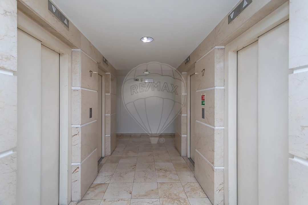 Apartamento T5 para Venda em Campolide Foto 30