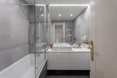Apartamento T5 para Venda em Campolide