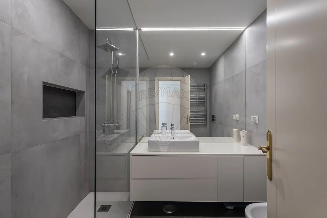 Apartamento T5 para Venda em Campolide Foto 2